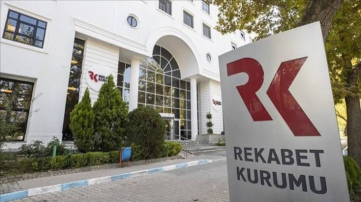 PiyasaAkis's tweet photo. 🚨 REKABET KURUMU’NDAN ATASUN KARARI!

👓 Ray-Ban, Oakley ve Persol gibi markaların sahibi EssilorLuxottica’ya yönelik soruşturma taahhütlerle sonuçlandı.

📌 Şirket, 3 yıl boyunca Atasun’a diğer optikçilerden farklı indirim ve kampanyalar sunamayacak.

⚙️ Cam kesme makinelerine ilişkin sözleşmelerde cam alım taahhüdü en fazla 18 ay olacak.

🔒 Rakip optikçilere ait veriler Atasun ile paylaşılmayacak.

📊 Amaç, Atasun ile bağımsız optikçiler arasındaki rekabet koşullarını korumak.

Kaynak: Rekabet Kurumu