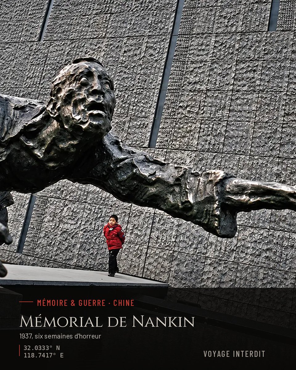 VoyageInterdit's tweet photo. 🕯️ En décembre 1937, la ville de Nankin, alors capitale de la Chine, est livrée pendant six semaines à une violence de masse. Un mémorial en garde aujourd’hui le souvenir, bâti sur une fosse commune.

Le 13 décembre 1937, l’armée impériale japonaise entre dans Nankin. Massacres de civils et de prisonniers, viols systématiques, exécutions en série : l’horreur dure environ six semaines. Des témoins occidentaux ont rapporté ces faits, parmi eux l’Allemand John Rabe, qui organisa une zone de sécurité et sauva des dizaines de milliers de Chinois.

La Chine retient officiellement le chiffre de 300 000 morts. Des historiens étrangers avancent des estimations variables, et l’ampleur du massacre reste contestée, notamment au Japon. Ses documents sont inscrits depuis 2015 au Registre de la Mémoire du monde de l’UNESCO.

Inauguré en 1985 sur le site de Jiangdongmen, le mémorial accueille chaque année plusieurs millions de visiteurs. Austère et documenté, il ne cherche pas le sensationnalisme : il rappelle que chaque vie fauchée comptait.

📍 Mémorial du massacre de Nankin, Nanjing, Jiangsu, Chine

🔗 Récit complet sur https://t.co/X5hCWmcIG2 (lien en bio)

#MémorialDeNankin #Nankin #Nanjing #Chine #Massacre1937 #DarkTourism #TourismeDeMémoire #VoyageInterdit #DevoirDeMémoire #MémoireCollective #HistoireDouloureuse #SecondeGuerreSinoJaponaise #JohnRabe #LieuDeMémoire #JamaisOublier #PatrimoineMémoriel #HistoireDuMonde #AsieDeLEst #UNESCO #Mémorial