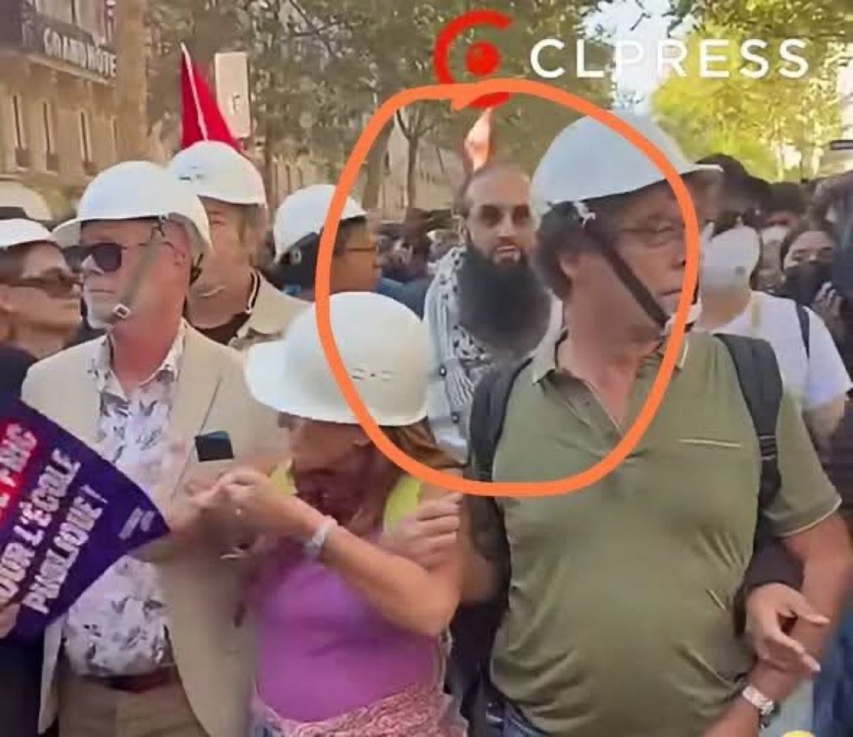 JefHugo99582's tweet photo. DANS LES CORTÈGES DE MANIFESTANTS LYCÉENS, ON APERÇOIT DES ÉLUS LFI, DES SYNDICALISTES DE LA CGT, ET AUSSI .. DES FRÈRES MUSULMANS ..  
TOUS CES NUISIBLES ONT UN SEUL ET MÊME OBJECTIF, DÉTRUIRE NOTRE SOCIÉTÉ  OCCIDENTALE JUDÉO-CHRÉTIENNE .. https://t.co/efYEffipIF