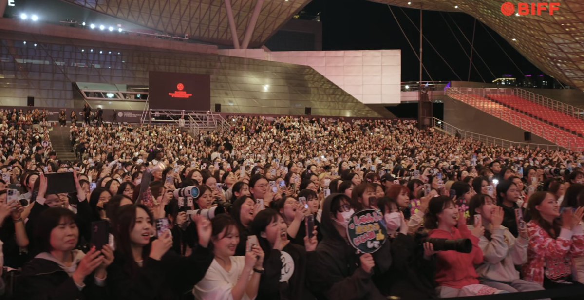 mpcwbclplsh's tweet photo. @Mays_London_ @godblessyouuu @kagomoon 公式の写真です！上映会はほぼ席埋まってます！その人は昼の挨拶の回の事をその日の全体の事��ようにすり替えて話してます。映画上映会回はほぼ満席です。騙されないで下さい🙏🏻 https://t.co/Fb2ePrCKj2
