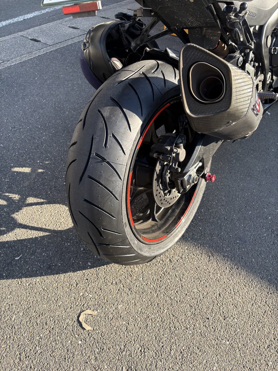 ir_r1kr's tweet photo. 26,451km、タイヤが変わりまた！
僕の技量でハイグリップを再度チョイスするのは宝の持ち腐れになるので、今回は前のオーナーが履かせてたα14から、METZELER ROADTEC Z8 INTERACT(スポーツツーリングタイヤ)になりました。
皮むき頑張ります…！ https://t.co/SwSZl17Lwg