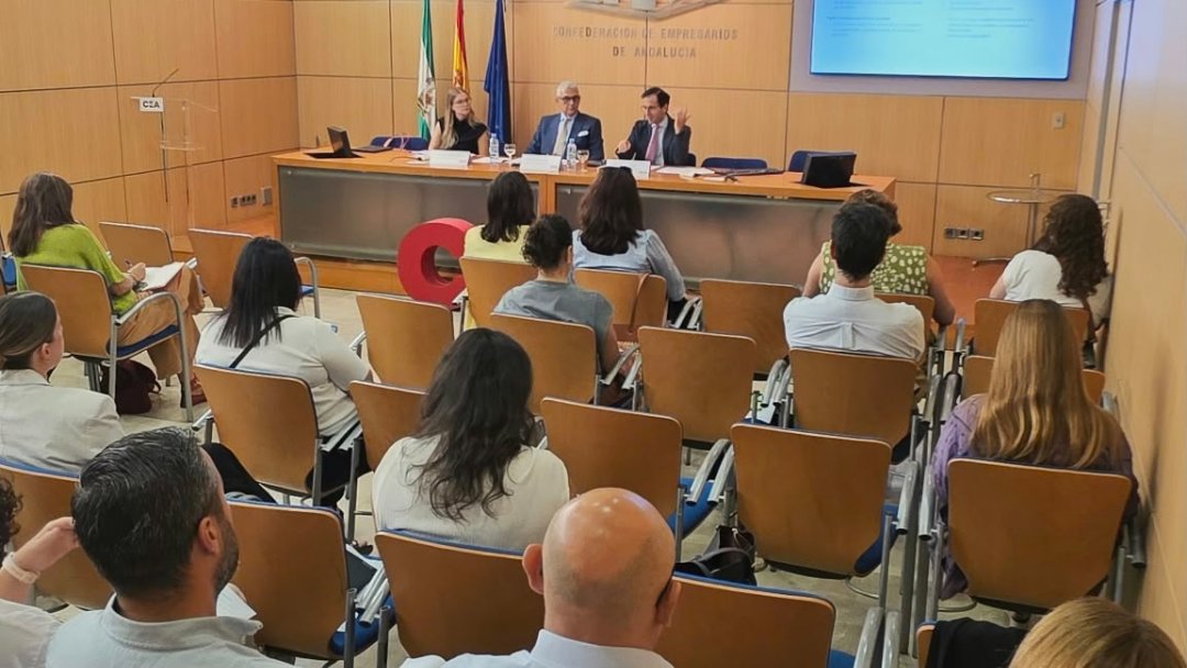 CEAes_'s tweet photo. ⚡ CEA reúne a responsables de Recursos Humanos para abordar los cambios normativos en contratación laboral e igualdad salarial.

👉🏼 Con la participación de Manuel-Carlos Alba Tello, director del Área Jurídica y Relaciones Laborales de CEA ➕ M.ª Elena González Garrido ➕ Pablo Domínguez Barrera, expertos laboralistas de Cuatrecasas.

🔹 El encuentro permitió abordar las nuevas obligaciones que incorpora el Real Decreto 723/2026 en materia de transparencia y previsibilidad de las condiciones laborales, así como las próximas modificaciones normativas destinadas a reforzar la igualdad retributiva entre mujeres y hombres.

#CEAparaTi ✨
#Compromiso #Excelencia #Acción
#Andalucía