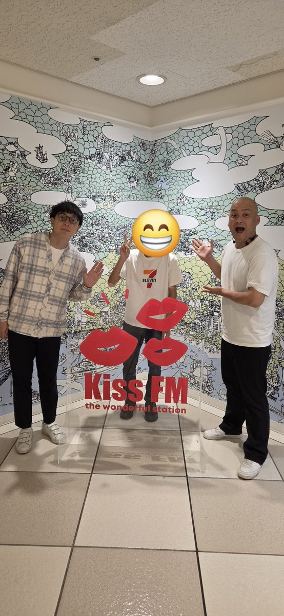 BEAT19B899's tweet photo. 久しぶりに金曜日公休ができたので｢モンスーンとChatChatChat｣の観覧に行ってきました！☺
モンスーンのお二人とお写真撮っていただきました～✨😆✨🎉
お忙しい中ありがとうございました！🤭
写真で見るよりも実際お会いするとカッコ良かったです👍😏
来週も放送楽しみにしてます！

#モンチチチ https://t.co/ziCv4oeUPU
