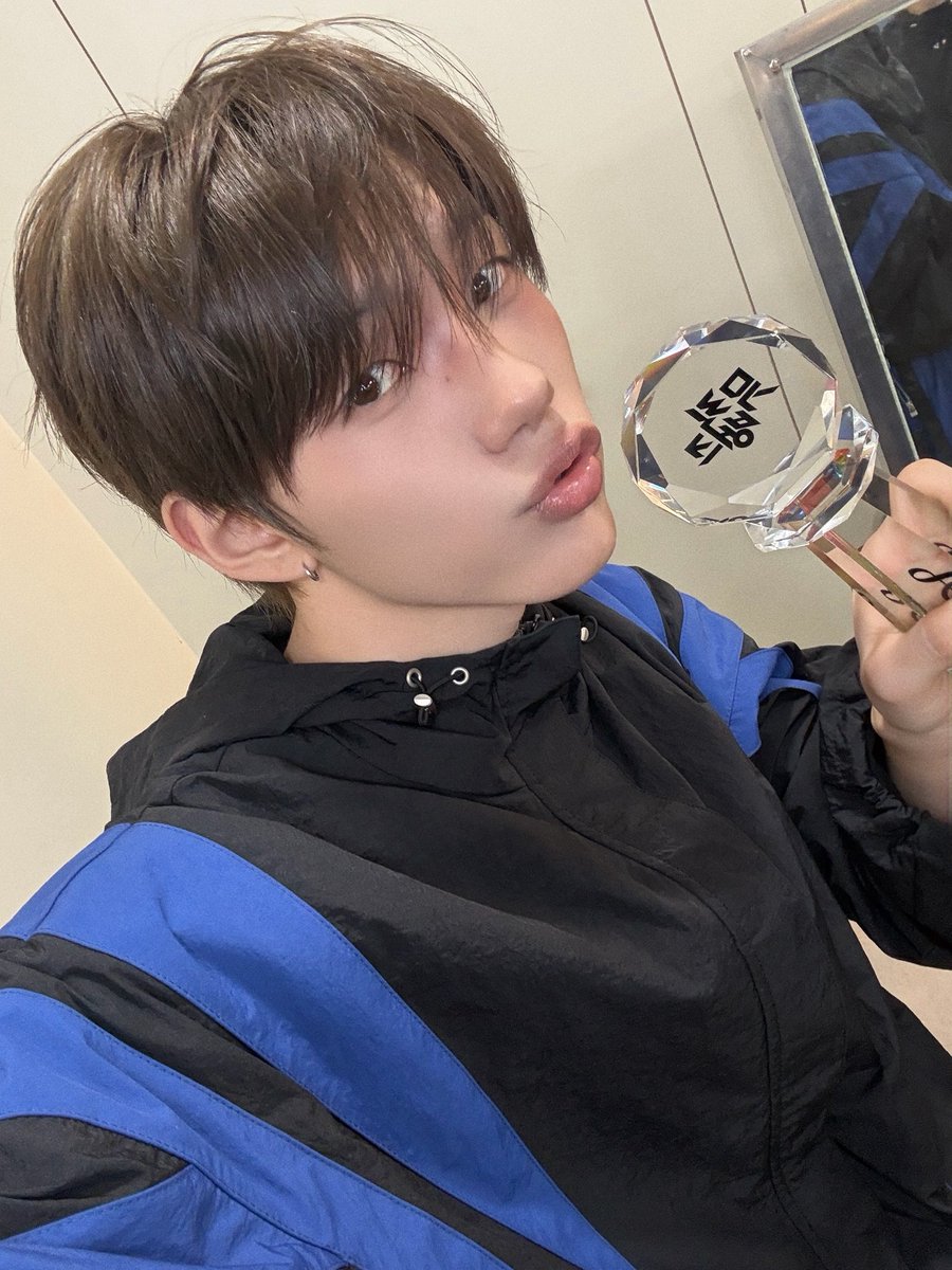 CYE_MEMBERS7's tweet photo. 클로저!!! 정말 너무너무 고마워!!!ㅠㅠㅠ
이 모든건 클로저 덕분이야 클로저가 아니였다면 절대 1위 못했을거야 ㅠㅠㅠ
응원도 크게 해주고 환하게 웃어주고 귀여워해주고 예뻐해주고 모든게 우리는 정말 너무너무 감사해요😭😭😭
클로저가 나의 존재이자 사랑이자 안식이야 클로저가 우리에게 해주는 그 이상을 더더 노력해서 선사할게!! 너무너무 고생많았어 진짜진짜 고마워❤️ 사랑해🤍🤍🤍

#서경배 #SEOKYOUNGBAE 
#CLOSEYOUREYES #클로즈유어아이즈
#CYE #클유아