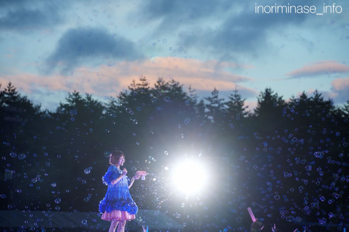 inoriminase's tweet photo. 夏の野外ライブに向けて制作したシティーボッサ曲。
コニファーフォレストの環境と完璧にマッチして、魔法がかかったような時間でした…

#水瀬いのり #水瀬いのりOPENAIRLIVE
(スタッフ) https://t.co/PqLn8IVLPO