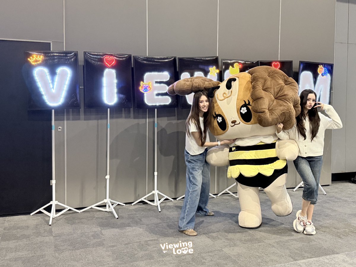 Viewinglove_'s tweet photo. VMVM WE ARE FAMILY 
#GMMTVFANIVAL2026HappyFamilyxVM
#ViewMim #VIMMY

ขอบคุณทุกคนที่มาหาวิวมิ้มวิมมี่ในกิจกรรม Fan Sign และรวมพลใน งาน GMMTV FANIVAL 2026 :  HAPPY FAMILY ในวันนี้ด้วยนะคะ 🎡 🎪

วันนี้ครอบครัวม๋าผึ้งของเราเติบโตขึ้นเยอะเลย ขอบคุณทุกคนที่มาสร้างความทรงจำดี ๆ ร่วมกัน ไว้เจอกันใหม่โอกาสหน้าน้าา 🫶🏻🤟🏻