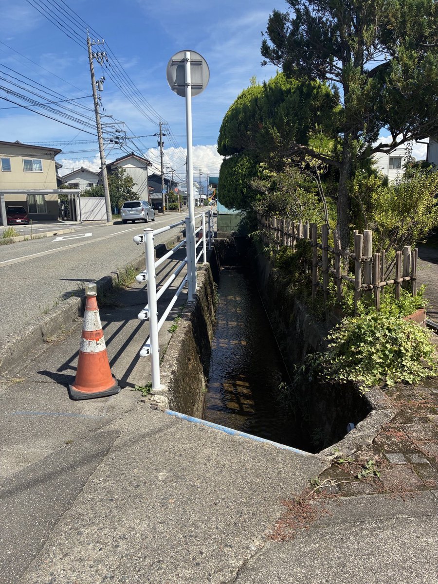 Harusakiyuri's tweet photo. 【地域の安全対策が前進😊🍃】
地域から『暗い時間は、用水と歩道の境がわからない。』『子どもが落ちてしまった』・・安全対策を進めてほしい😥との声をいただきました。
すぐに現地確認をして🚙💨担当課に相談。安全対策として柵をつけていただきました。これで安心です。😊✨
#小さな声を聴く力🌾 https://t.co/1ChMO7Urcf