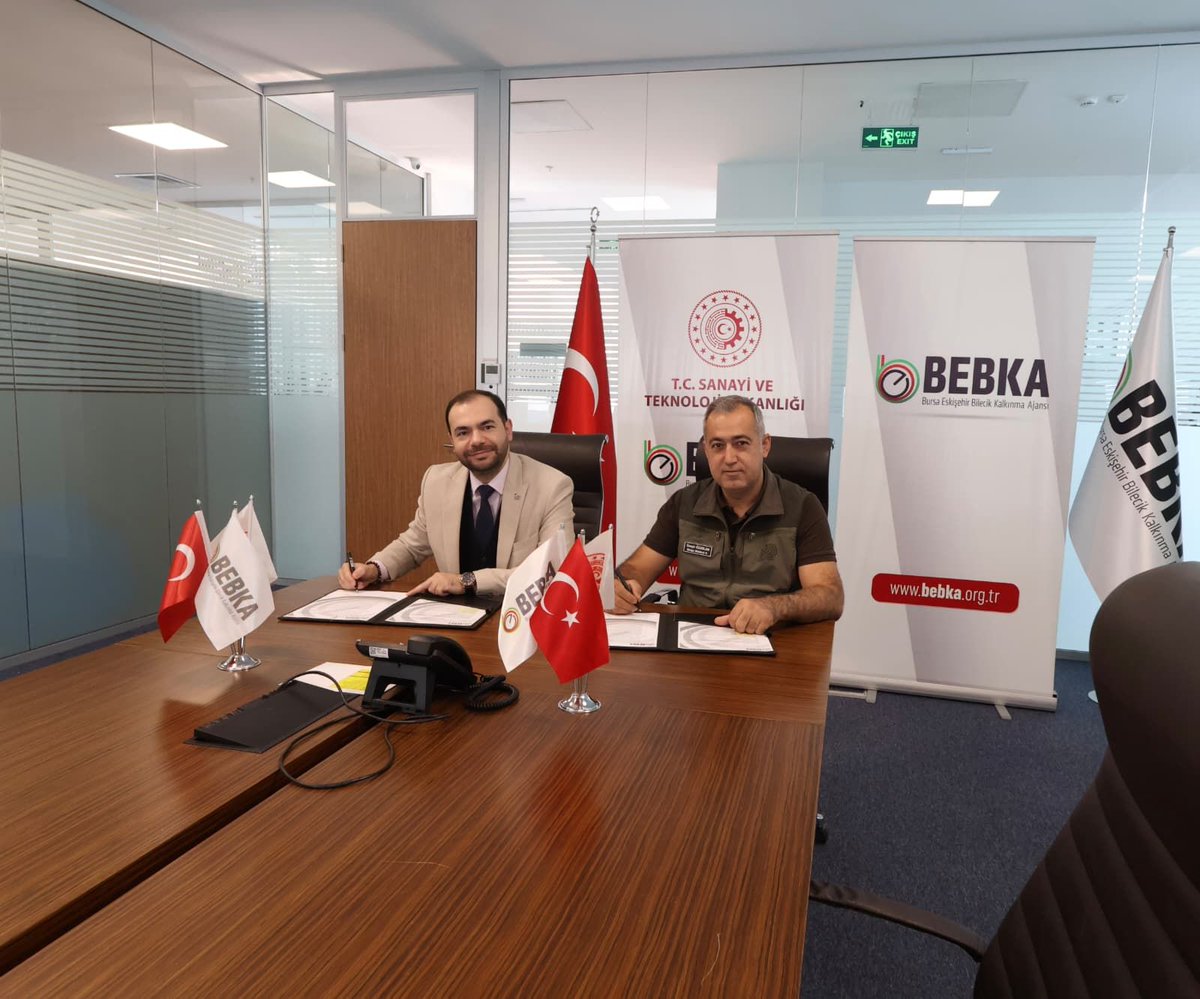 TCBEBKA's tweet photo. 🌿  Yaban Hayatının Korunması ve İzlenmesi İçin İmzalar Atıldı! ✍️

📌 Ajansımızın 2026 Yılı Temmuz-Ağustos Dönemi Teknik Destek Programı kapsamında desteklenmeye hak kazanan Bursa Doğa Koruma ve Milli Parklar Müdürlüğü’nün “Yaban Hayatının Korunması ve İzlenmesi için İHA-1 İnsansız Hava Aracı Eğitimi Termal ve Gece Görüşlü Drone Kullanımı Eğitimi” başlıklı projesinin destek sözleşmesi imzalandı.

🚁 Proje kapsamında, kurumun 40 personeline SHT-İHA mevzuatına uygun 16 saatlik profesyonel drone kullanım eğitimi verilecek.

🌱 Eğitimlerle; korunan alanların etkin şekilde izlenmesi, kaçak avcılığın tespiti, yaban hayatının gözlemlenmesi ve ekosistem unsurlarının düzenli takibine yönelik kurumsal kapasitenin güçlendirilmesi hedefleniyor. 

@TCSanayi @KalkinmaAjansGM @Dkmp2BolgeBursa
