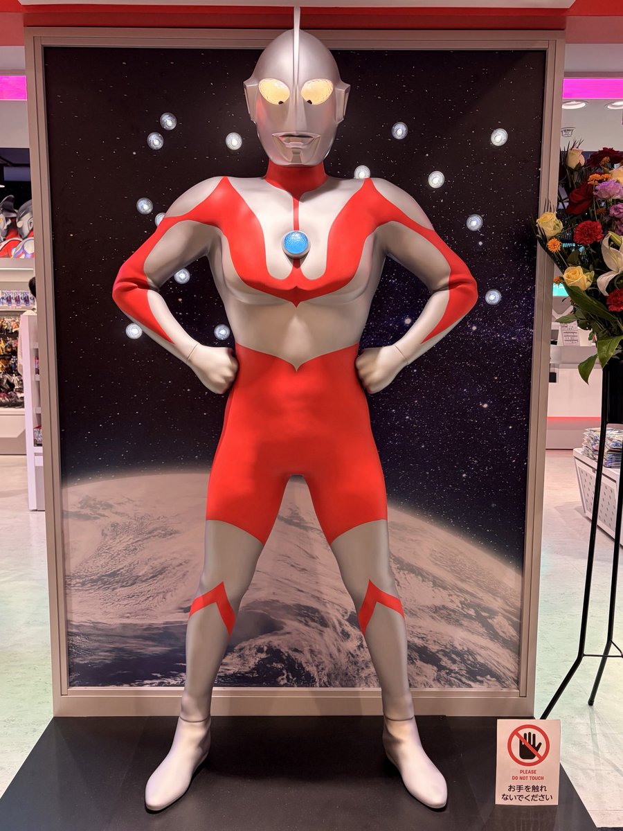 ya_mo_ri's tweet photo. うふふ。いってきました。ウルトラマンストア。かわいいTシャツとトートバッグとボールペンげっとしたよ。トートバッグいくつ買うつもりだお前は。 https://t.co/aMAvOoCnQO