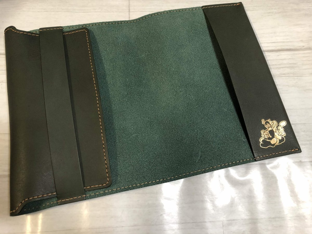 lavi_petit's tweet photo. 📢ペーパーラリーくじ景品(3/3)
#ラビプチ1011 

☆ペットボトルホルダー
保冷温。タンブラーとして使うも良し👌ワンポイントのブックマン師弟が可愛い！
※全3色。ベージュの写真がなくすみません

☆本革ブックカバー
本革が使うほど馴染む文庫本サイズ。厚み調節可👌こちらも密かに2人が読書を…💤 https://t.co/NhbDrvwumZ