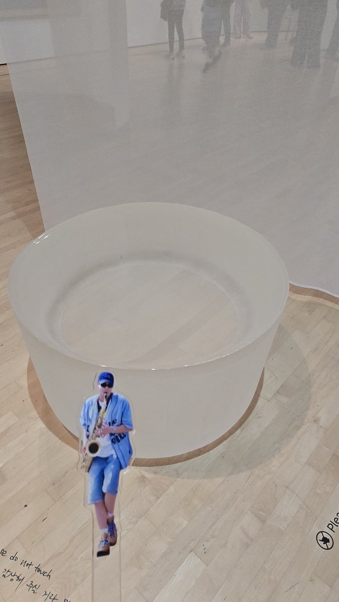 Kate_caca_'s tweet photo. 💌舊金山×南俊展覽之旅▪︎3

遠赴千里獨自一人到陌生的國度，就為了一場展覽，旁人可能覺得太瘋狂，但我想阿米會懂的🥺

花了3小時才逛完展覽，看完最大的感受是：啊～原來南俊喜歡的是可愛又有趣的東西啊～就跟他本人一樣啊🥹💓

在Blue Water區，可以見到藍色的美、沉靜與優雅。哲學家老子的《道德經》曾提到：「上善若水。水善利萬物而不爭，處眾人之所惡，故幾於道。」意思是水滋養萬物卻不爭搶其功勞，在所有人都厭棄之處亦有水的存在，所以接近「道」。

水能沖淡一切，也存在於任何地方，所以當需要沉澱心情時，有人會去看海、泡澡，我想南俊喜歡的blue &water作品或許也有其功用，也懂為什麼他會收藏，我最喜歡的是這幾幅作品

+

#RMxSFMOMA