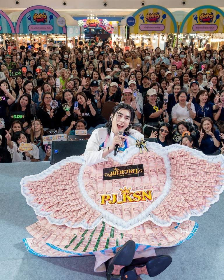 VPawadees's tweet photo. ไหนใครได้มาเติม PJUNG x KUIAN ในงานยุ้งข้าวแฟร์เมื่อวานบ้างงง 🌟🥰
#พีจัง #ขุยอัน #thxpic
#PJUNG
#KUIAN
#ยุ้งข้าวแฟร์
#ยุ้งข้าวเรคคอร์ด
#Bamboobeat
#WIND https://t.co/ZI7ZEMDkRs
