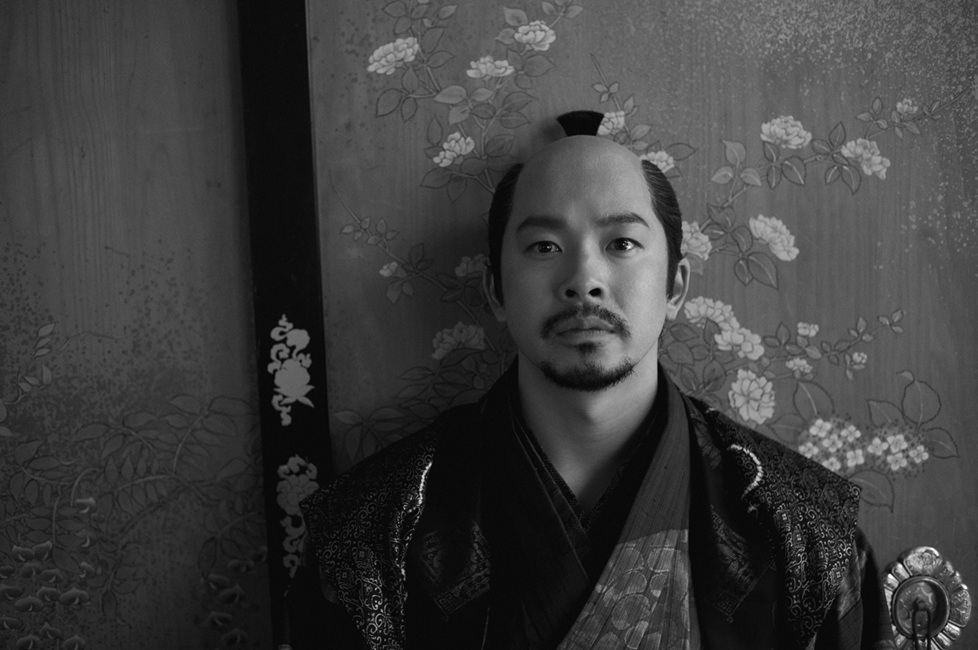 oricon's tweet photo. 『豊臣兄弟！』仲野太賀
撮影1年半に密着した大型写真集発売へ✨️

豪華キャスト＆現場風景を全560ページに凝縮
「最高の仲間達とのドキュメント」

🔻先行カット＆表紙解禁📸
https://t.co/i67Dbnagsa https://t.co/pivKV3uAl9