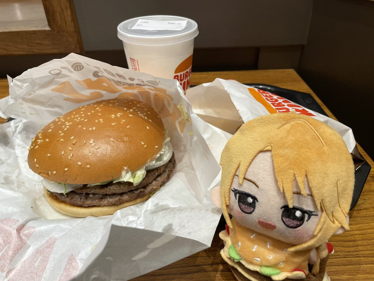 Tabasco_taba's tweet photo. うーっす！結城晴だ！
今日はバガキグ…ワパワパ屋？の新商品、ピックルボールバーガーを食いに来たぜ！
デッカなバンズにジューシーそうなビーフパティが2枚も挟まっててこれは絶対にボリューム満点ハンバーガー間違いなしだな！

えっ…ピクルス入ってんの！？11枚も！？！？
…………じゃあな‼️‼️‼️ https://t.co/mQoEBx9F5z