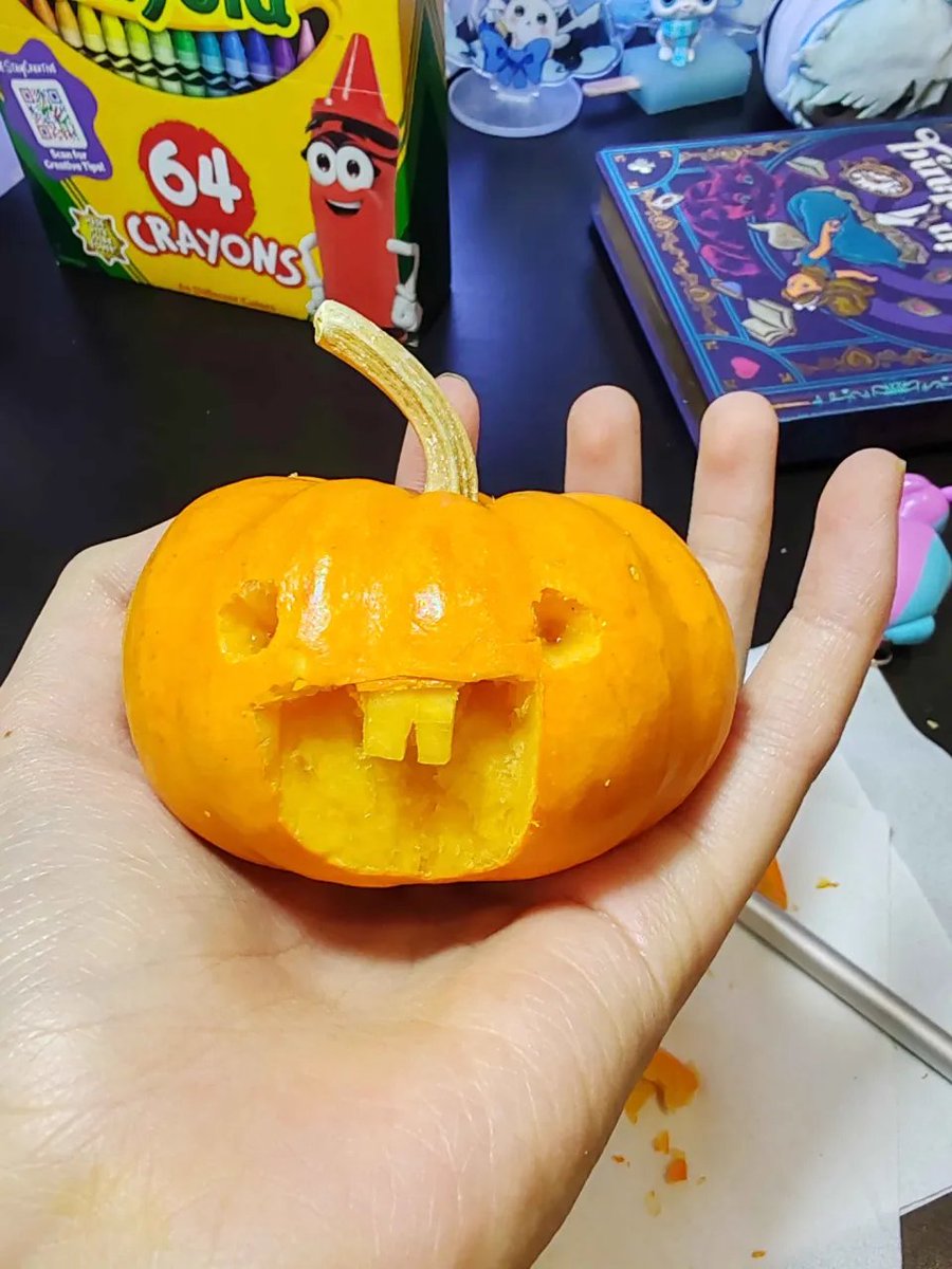 prawnroll_'s tweet photo. my first time carving a pumpkin how did I do https://t.co/lmskc74SzI