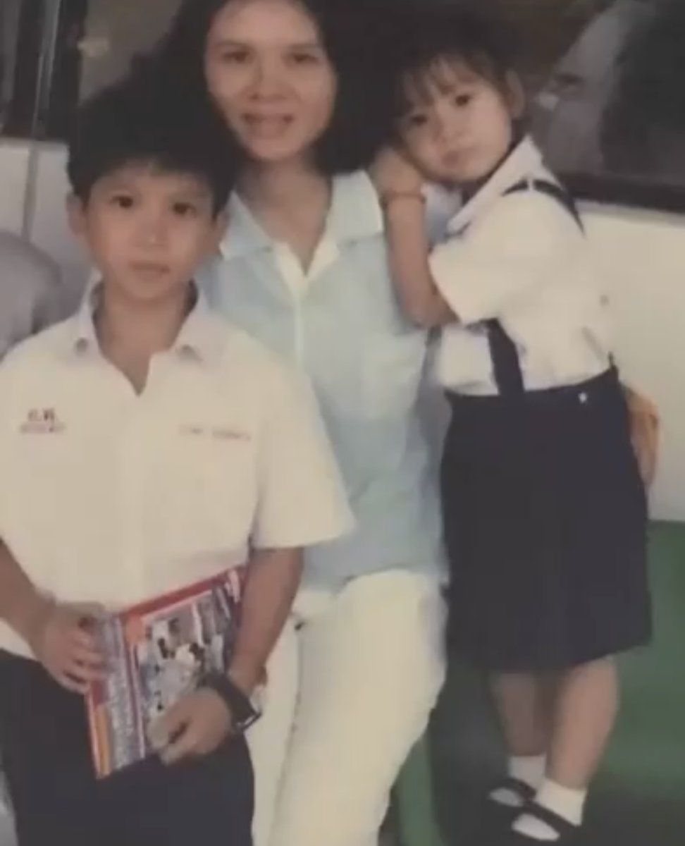 G7destiny's tweet photo. ข้าวสองต้นบ้านรัตนกิจไพศาล 😭💜🌻⭐️✨ แม่ริกคือซิงเกิลมัมที่เก่งที่สุดในดวงใจหนู ㅠㅠ ขอบคุณที่เลี้ยงเด็กสองคนนี้ให้เติบโตมาเป็นที่รักของคนทั่วโลกนะคะ 🥹

#Khaotungg https://t.co/SEB3QrhnZ2