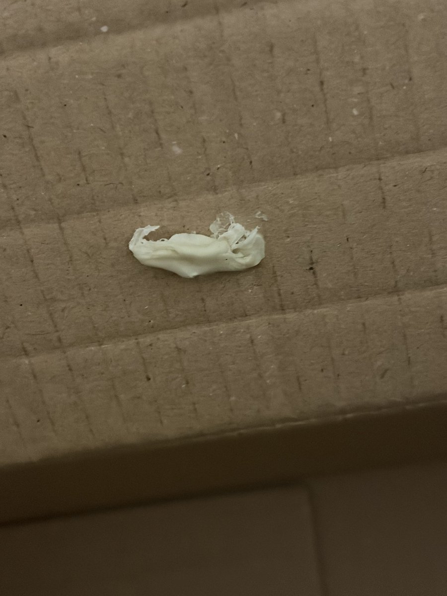 amici_da's tweet photo. Ma ne vogliamo parlare @AmazonIT dello schifo di trovare all'interno di un pacco una gomma da masticare lasciata da chi lavora per voi? https://t.co/VoR35rUxhs