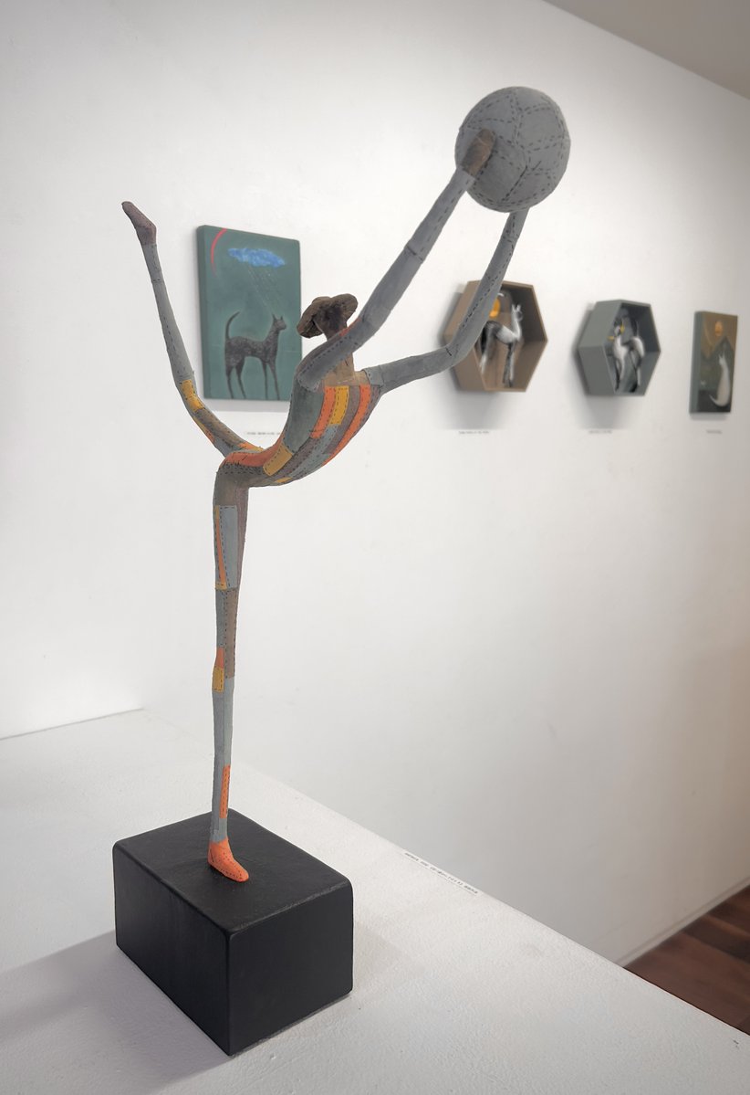 ShinobazuG's tweet photo. 画廊企画展「INDIVIDUALITY　中村正義×安元亮祐×呉亜沙」
今週末土日 12時～18時 オープンです。
会場で皆様を最初にお迎えするのは、安元亮祐のオブジェ《もうひとつの想い出》。伸びやかなフォルムとパッチワークの温もりが、軽快かつ繊細な魅力を放つ作品です。皆様のご来廊をお待ちしております。 https://t.co/r8TdJdxoV7