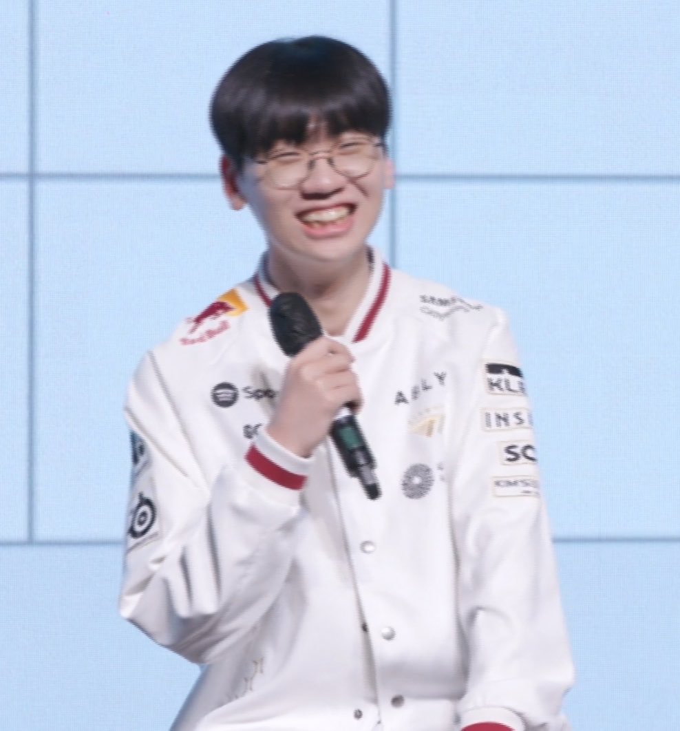 doranran22's tweet photo. 어떻게 이렇게 웃지... 천사야? ㅠ.ㅠ https://t.co/FMD3sFMvW0