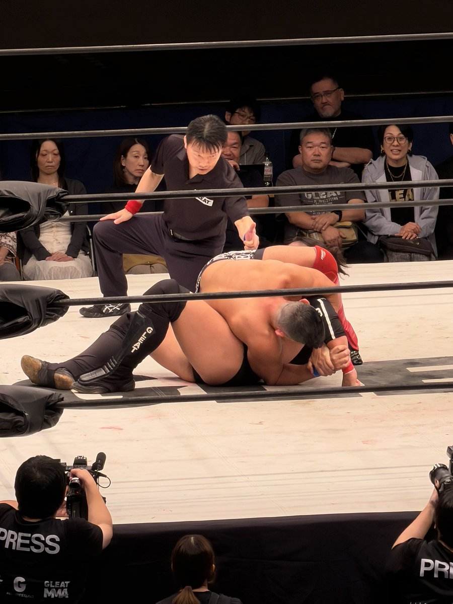 TACK59089236's tweet photo. ゴッチ選手は投げから関節に移行して伊藤選手を追い込む!
伊藤選手は打撃からスープレックスで活路!
要所でゴッチ選手の上手さが光る。
ファーストエスケープを奪った飛びつき腕十字は完璧の一言!
#GLEAT
#LIDETUWF
#SimonGotch https://t.co/LmRLMFrYw8