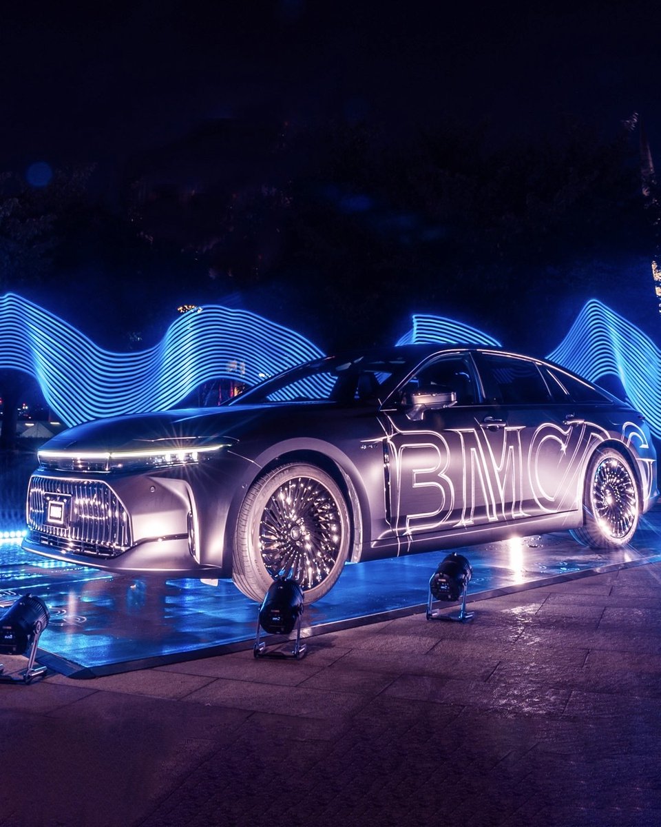 TOYOTA_PR's tweet photo. 🎵BMSG FES'26会場に、特別ラッピングを
施したTOYOTA車両が登場！

会場では、PHEVとFCEVという異なるパワートレインを持つ2台が、
会場内の照明と音響に電力供給しフェスをサポートしています。

さらに、会場内でアンケートに回答＆SNS投稿いただいた方には、
それぞれ限定ノベルティをプレゼント🎁

ご来場の際は特別ラッピング車両を探してみてください！

#BMSGFES #TOYOTA #DRIVETHEMUSIC