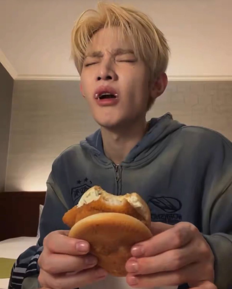 gyusnack's tweet photo. when the burger genuinely eats your butt https://t.co/BYfhXnlduP