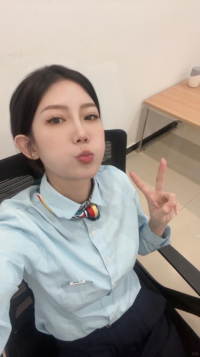sonikumarie2's tweet photo. 现实里是个普通银行职员，每天上班、下班，两点一线。
看起来挺乖的，熟悉以后才知道，我也有不那么正经的一面😌
你们喜欢乖乖女，还是有点反差感的女生？ https://t.co/2ALiGukHZl