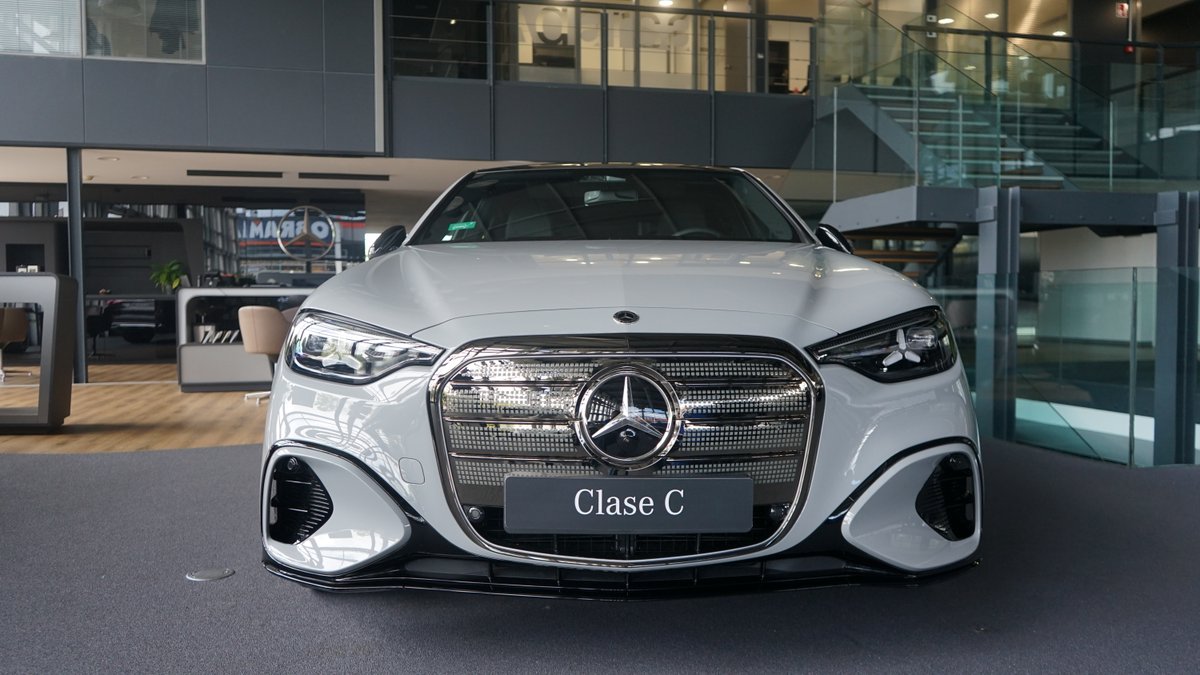 grupoadarsa's tweet photo. ⚡ ¡Ya está aquí el nuevo Mercedes-Benz Clase C 100% eléctrico!
Un icono que evoluciona con más de 700 km de autonomía, diseño y tecnología de vanguardia.
Descúbrelo 👉 https://t.co/BeP4yYPxJn
#Adarsa #ClaseC #MercedesBenz https://t.co/F7i85FZ41v