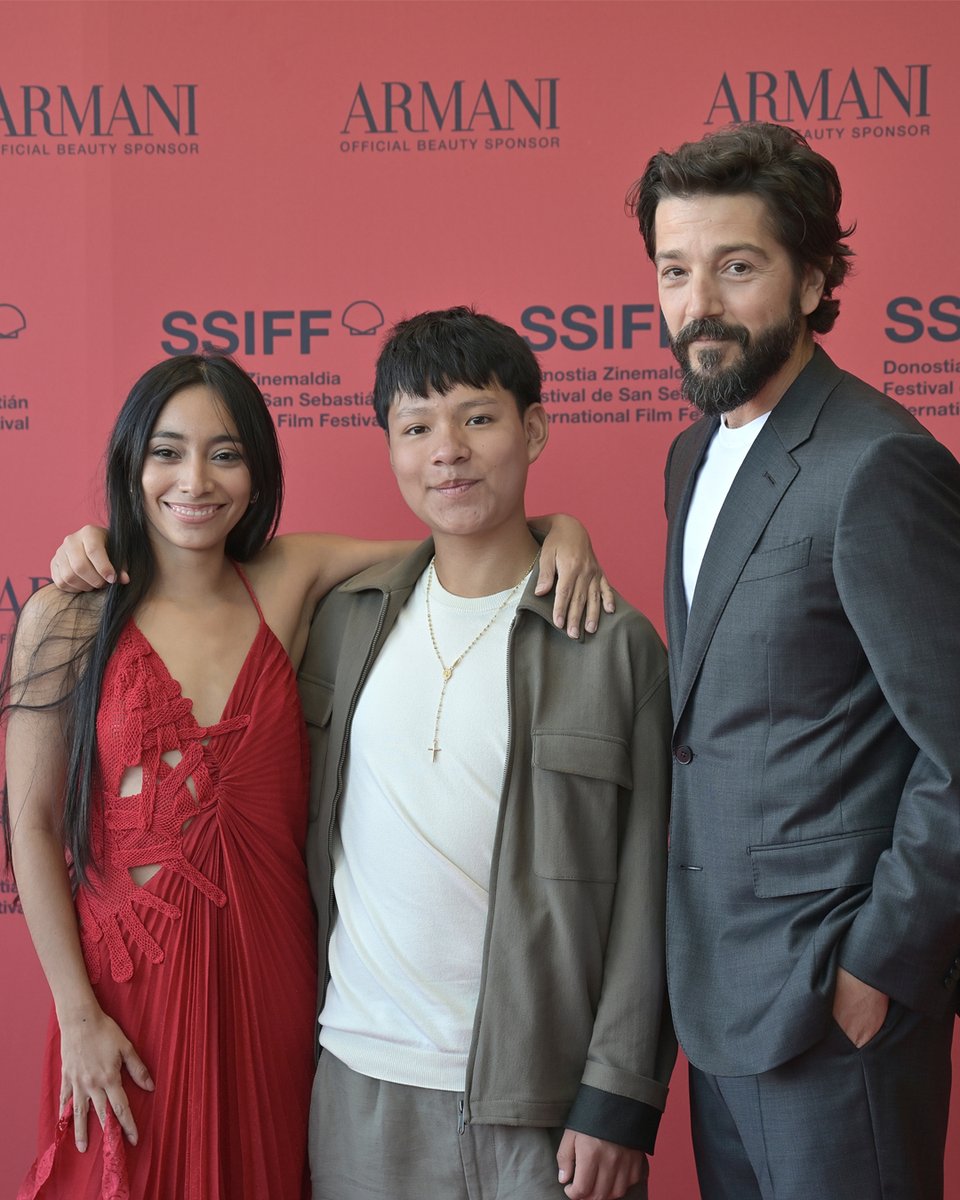sansebastianfes's tweet photo. 🎟️ En cines - Zinemetan

🎞️ CENIZA EN LA BOCA

Diego Luna dirige su sexto largometraje, que muestra la cruda realidad que dos hermanos, Lucila y Diego, se encuentran al emigrar de México a Madrid para reencontrarse con su madre.

#74SSIFF Horizontes Latinos
#Cannes2026 Proyecciones Especiales - Emanaldi Bereziak 

Diego Lunaren seigarren lanak Lucila eta Diego anai-arrebek amarekin topatzeko Mexikotik Madrilera emigratzean bizitako errealitate gordina erakusten digu.