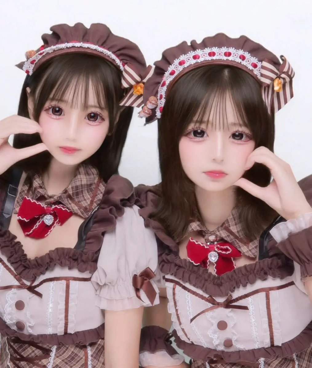 monaca__p's tweet photo. 初投稿！右が私です！

 #裏垢女子 https://t.co/HXFiuHDjJw