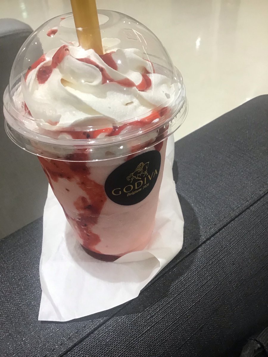 kusanagido's tweet photo. @iwaojunko こんばんは✨今日も一日、お疲れ様でした🍦と、三連休前の金曜。頑張った私へのご褒美夜スイーツをば……（笑） https://t.co/LzlxB1I50F