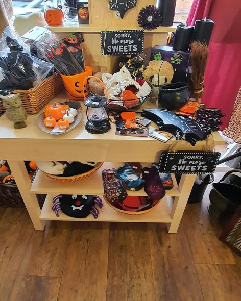 PDRescue's tweet photo. If you are shopping at @waitrose in #Lutterworth this weekend, please don't forget to pop some green tokens in the pot for Pawprints!

While you are there, just pop down to our shop for all things #Halloween. Plus new stock arriving daily.

A warm welcome is promised! https://t.co/7YruVmHwx5