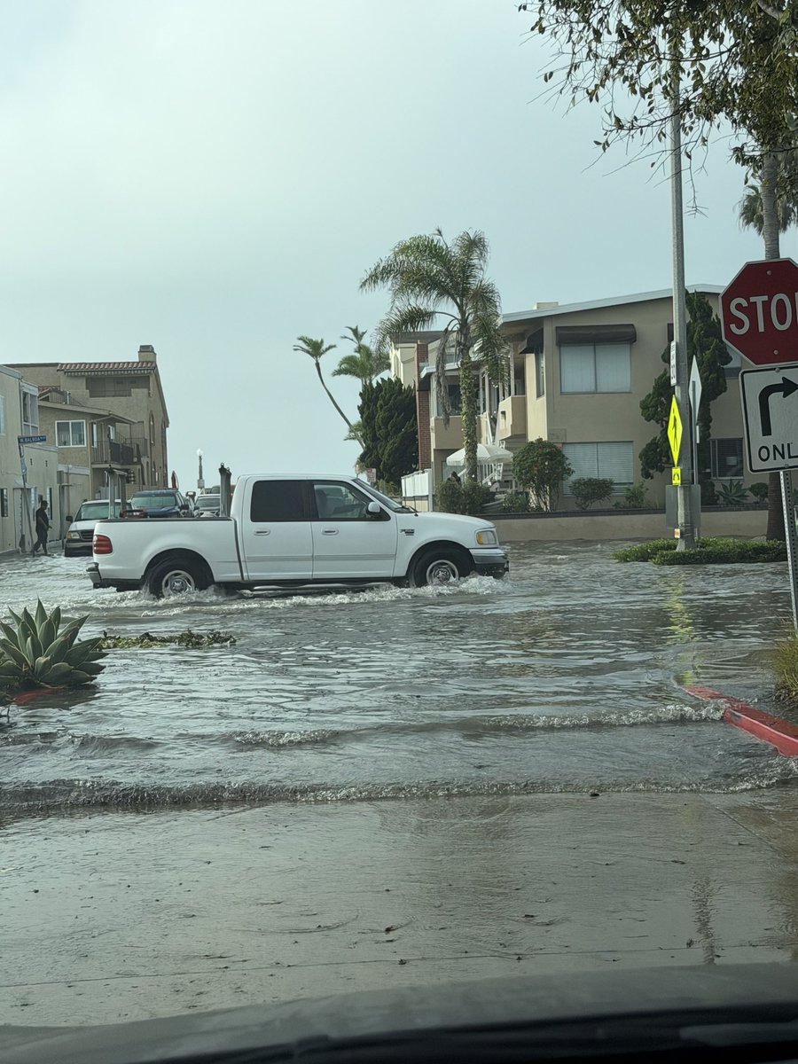 BroderickTyler's tweet photo. @Surflick Like this? Keep in mind the 3 max king tides in Nov/Dec/Jan are forecast at + 7.0 - + 7.2. Forecast in these vids (taken minutes ago) is + 5.9. Tide station LA showing actual levels +1’ above predictions currently. Media credit: Newport Harbor Boat Rentals https://t.co/Zbdf9q6Otm