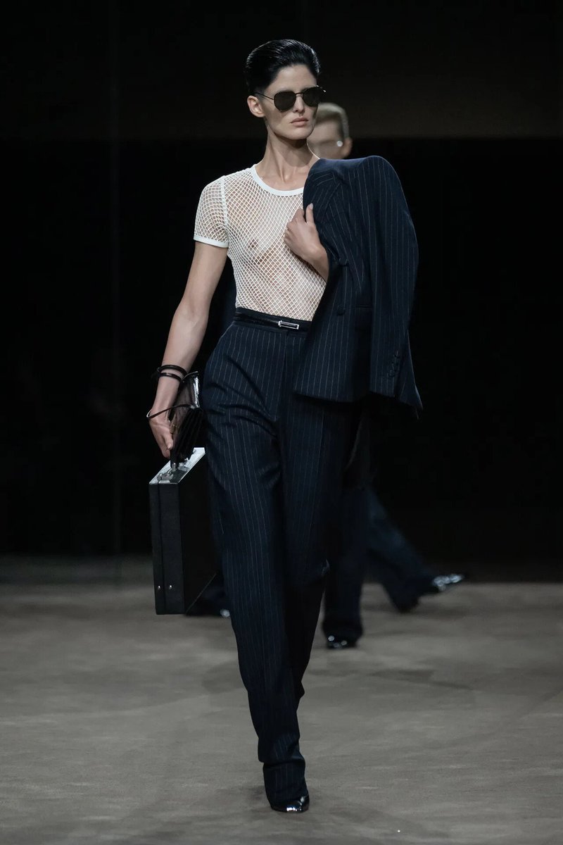 LadymiaMicky's tweet photo. Sfilata Spring Summer 27 Tom Ford @TOMFORD #TomFord #SpringSummer27 #moda #outfit #look #fashion #fashionstyle #style #fashionista #trendy #tendenza #glam #glamour #musthave 👗😍❤️ https://t.co/G7IFhbdTJH