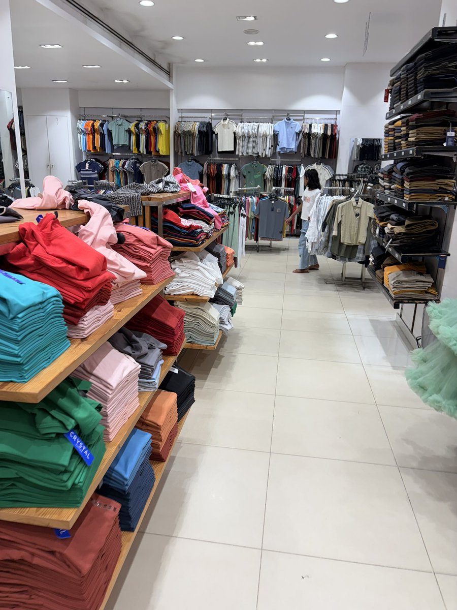 futsutabi's tweet photo. 🇱🇰4歳子連れスリランカ旅行2日目11
斜め前にあった洋服屋さんが結構混んでいたので入ってみることに。日本でいうところのユニクロみたいな品揃え。とにかく安く子ども服かわいかったので買いそうになった。キャラものが全部版権大丈夫かな...って感じだったけど😅周辺を楽しんでまた宿へ https://t.co/4iJaDqvE2i