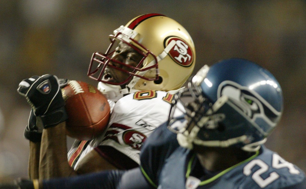 49ersESP's tweet photo. Nos vamos al comienzo, y un momento icónico 🖊️

El año es 2002: nuevo rival en la división, y una celebración particular en el touchdown de la victoria.

#FTTB https://t.co/LDvVIlxpUU