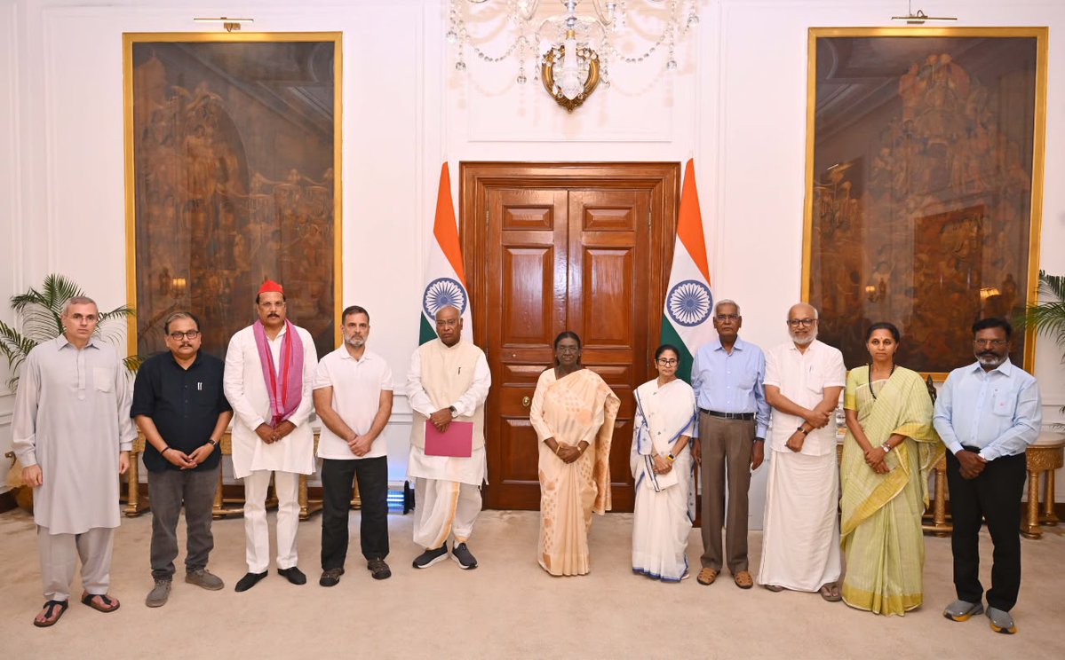 INCIndia's tweet photo. INDIA bloc leaders met Hon'ble President Droupadi Murmu ji and submitted a memorandum regarding Vote Chori.

📍New Delhi https://t.co/EV4XRCqaG4
