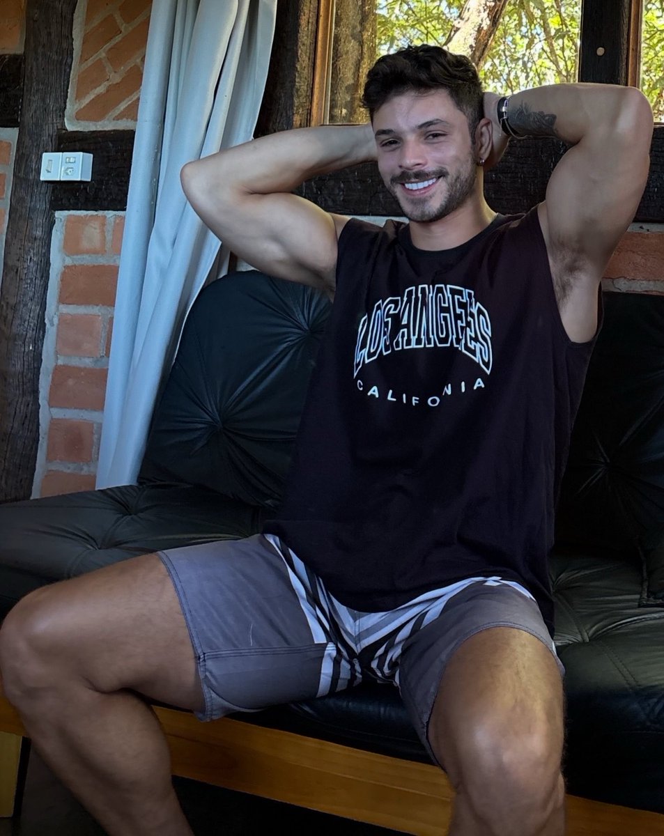 Findom_BG's tweet photo. big guy 😂😂💪🏻 https://t.co/AW8J7ytCwL
