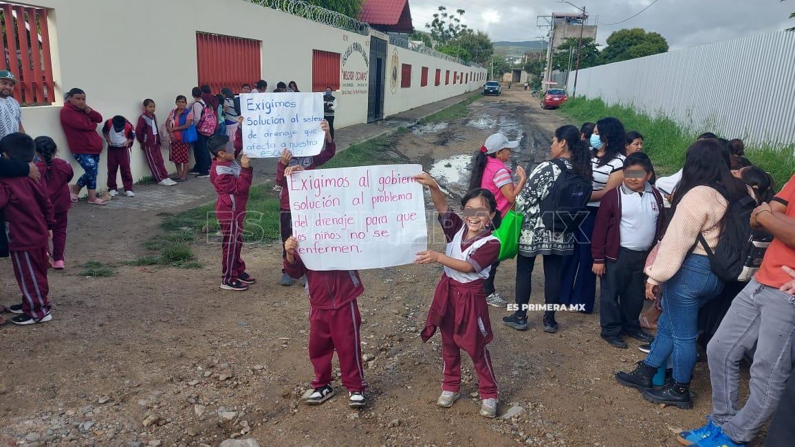Mario_GHerrera's tweet photo. 🚨Sheinbaum quiere controlar lo que ven los niños en redes🚨 

pero en Oaxaca, una escuela de más de 130 alumnos tuvo que suspender clases porque las aguas negras invadieron el patio y los juegos.

Así las prioridades de Morena 💩 https://t.co/tXes6uiVPo