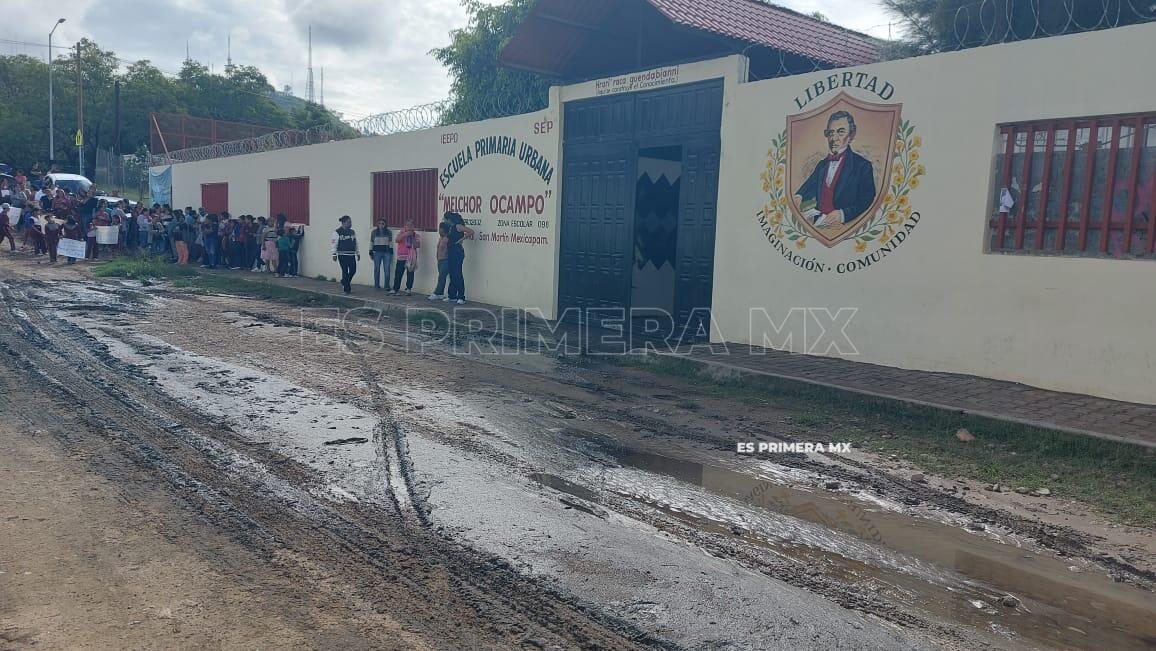 Mario_GHerrera's tweet photo. 🚨Sheinbaum quiere controlar lo que ven los niños en redes🚨 

pero en Oaxaca, una escuela de más de 130 alumnos tuvo que suspender clases porque las aguas negras invadieron el patio y los juegos.

Así las prioridades de Morena 💩 https://t.co/tXes6uiVPo