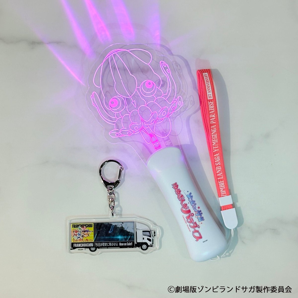 zombielandsaga's tweet photo. /／
劇場版『ゾンビランドサガ ゆめぎんがパラダイス』POP UP SHOP
～公開1周年！お祝いばい！！めでたか～！！！～
\＼⠀

POP UPショップは上野マルイにて12日まで開催中✨

本日はアクリルアイテム大集合‼️
📌フランシュシュ7年間の歩み！のアクリルパネル
📌描き下ろしイラストが可愛いキーホルダー
📌映画の名場面のボールチェーンキーホル���ー
📌オペレーションフランシュシュトラックのキーホルダー
📌イカ気球のプレートライト

会場に展示中の受注限定商品のジップアップパーカーと等身大スタンディ（源さくら）もぜひ実物をご覧くださいね👀
⬇️ご予約はこちらから
https://t.co/zZabMr4Ywr

会場では劇場原画の一部をイラストにしたパネルの展示やゆめぎんがフェスティバルのLIVEで使用したフラッグの現物も展示中‼️
みなさまのご来場お待ちしております🧟‍♀️

https://t.co/ZvYRZhbfWY

#ゾンビランドサガ