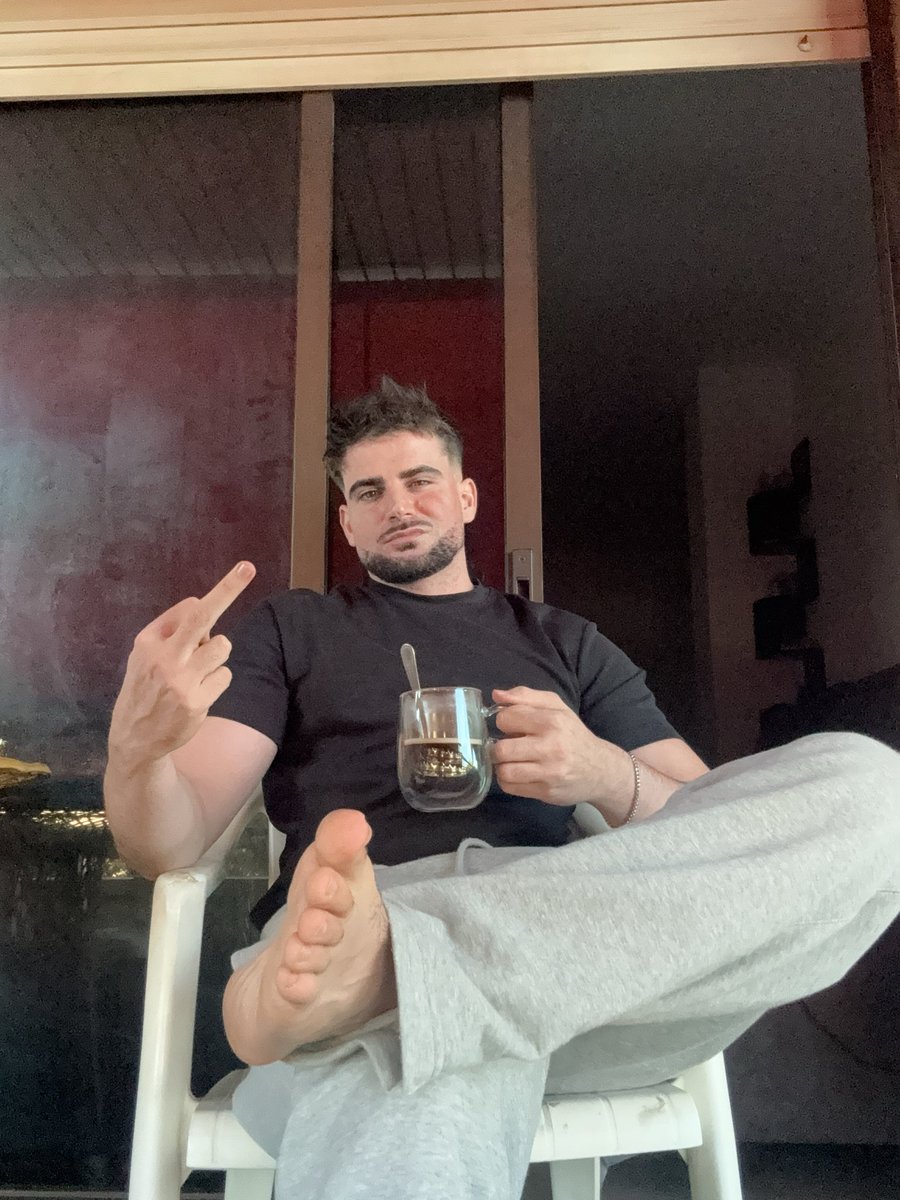 Masterjordi93's tweet photo. Enjoying my coffee 🦶🏻☕️ https://t.co/qeojQApE1O