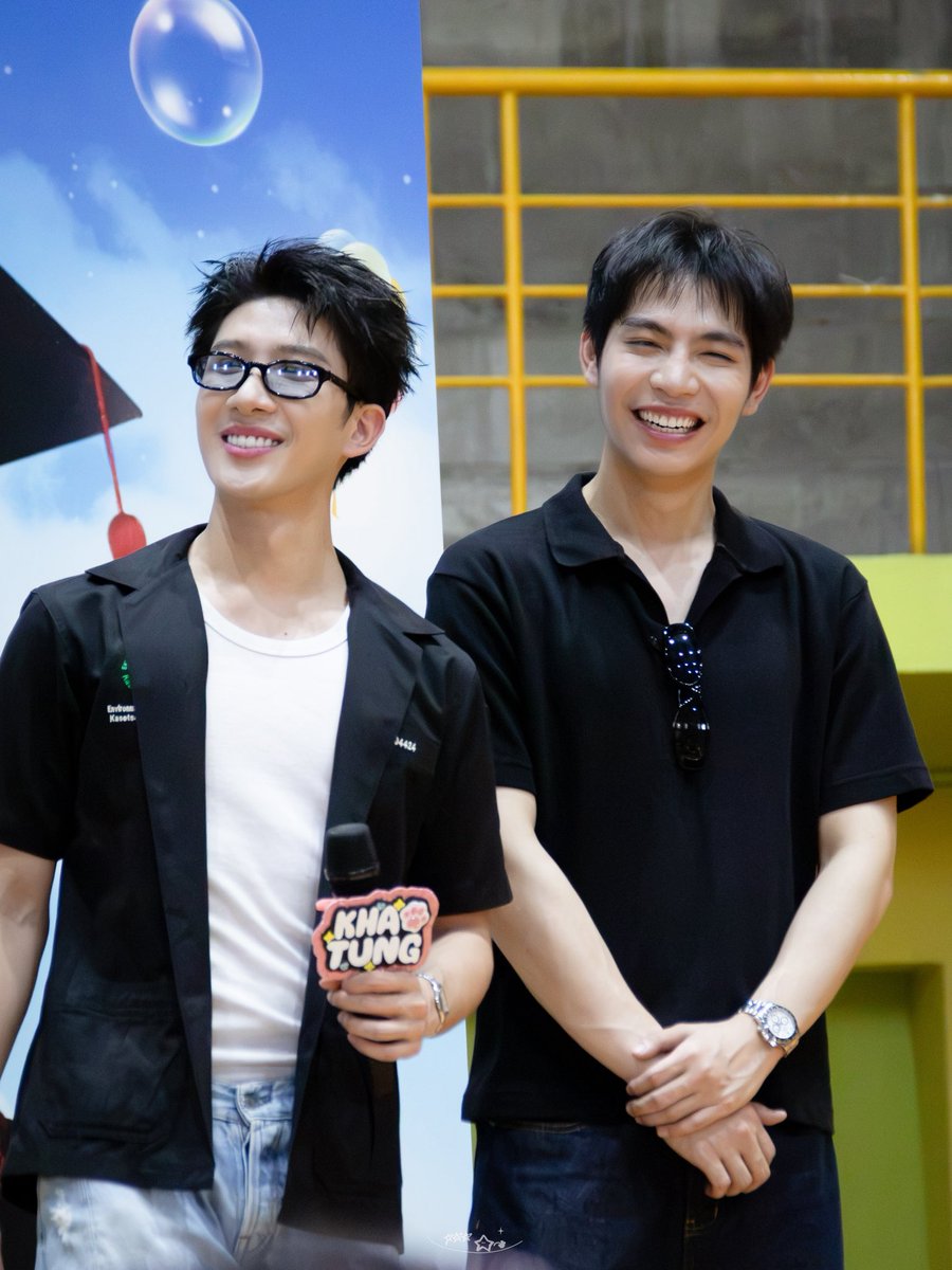 JforTestNew's tweet photo. หนุ่มวิดวะ นัดเพื่อนแต่งตัวมาป่ะครับ ทำไมมันเข้ากันขนาดนี้

KHAOTUNG JOP LAEW JAA

#KhaotungHappyGraduation 
#KHAOTUNGgraduation 
#khaotungg #firstkhaotung
#Firstkanaphan https://t.co/IGnEfQjlXS