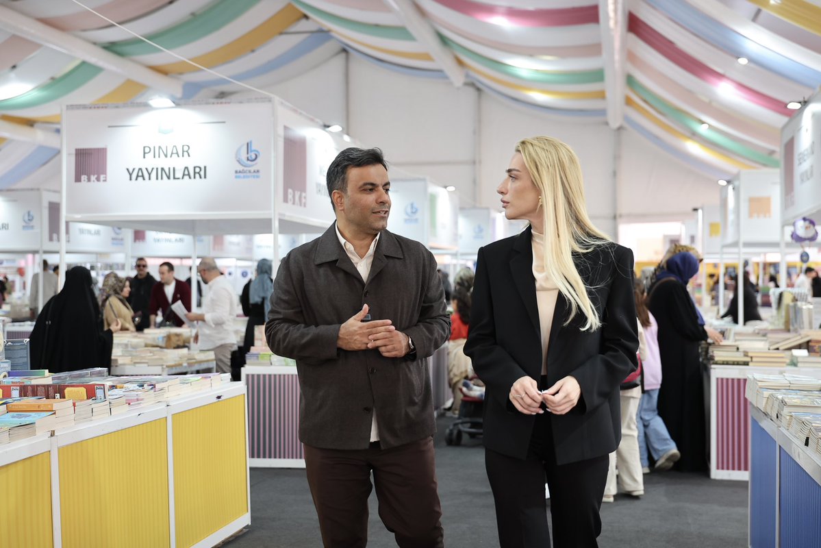 yasinyildizbb's tweet photo. Gazeteci-Yazar Cansu Canan Özgen hanımefendiyi BKF’26’da ağırlamaktan mutluluk duyduk.
İyi bir kitapsever olan Cansu hanım, her zamanki gibi fuarımıza ve etkinlik alanlarımıza oldukça ilgiliydi.
Kendisine ziyaretleri için teşekkür ediyorum.
#BKF26
@cansucananozgen https://t.co/noAopvkx3U