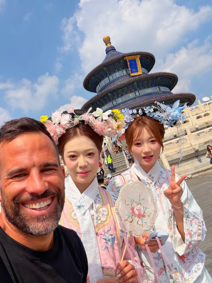 Jessyka_souzza's tweet photo. World Tour, Stop 5: Beijing, China. Impressed by the efficiency, modernity, and cashless convenience. But the food is the real highlight: 10/10. Next up: Tiananmen Square, the Forbidden City, and the Great Wall. https://t.co/1414Ix7qxR