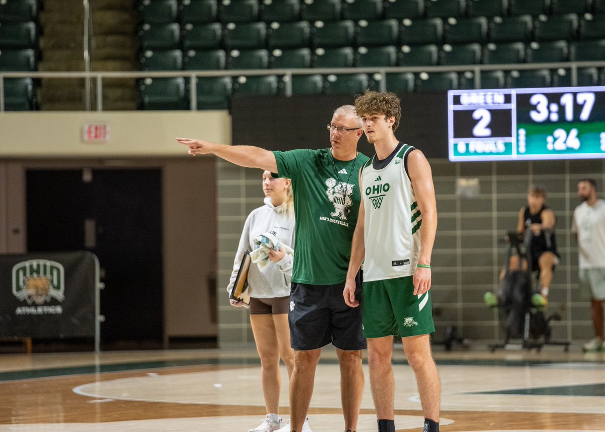 OhioMBasketball's tweet photo. 𝘼𝙣𝙤𝙩𝙝𝙚𝙧 𝘿𝙖𝙮 𝘾𝙡𝙤𝙨𝙚𝙧 🏀 😼 

Stop by the Convo after the parade on Saturday and check out the Bobcats!

#OUohyeah https://t.co/6uZkX2DAvF