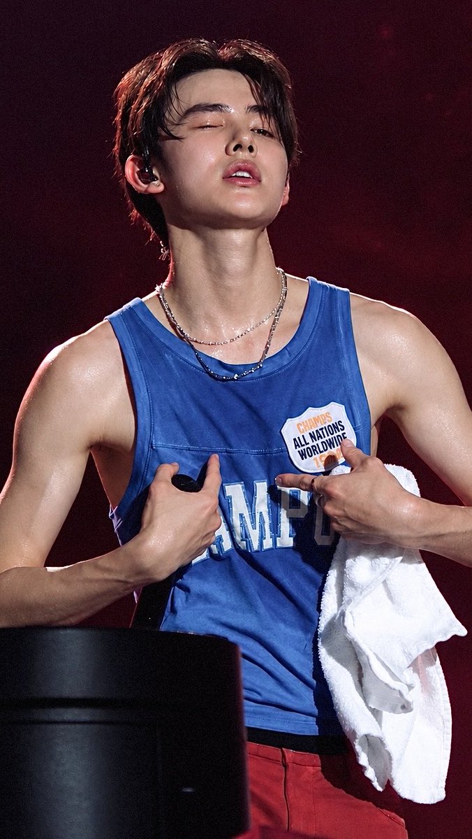 seanhomage's tweet photo. #seonghyeon’s swag is just as crazy as the face card https://t.co/tmPQc800Mv