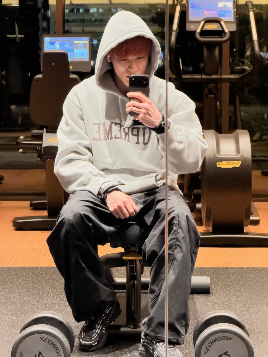 lee423jn's tweet photo. 261010 JENO BBL💬

🐶 photo..?
🐶 what photo? 
🐶 like this?
🐶 isn’t this it?
🐶 i really don’t have a selca
🐶 my face looks terrible right now
🐶 i can’t show u
🐶 u should only look at pretty things 
🐶 right now im nowhere near pretty im literally on the opposite side of the world 
🐶 what’s wrong with my hoodie
🐶 what’s wrong with working out in a hoodie
🐶 why do u keep asking me for a different picture ㅋㅋㅋ
🐶 😏
🐶 😏 

JENO BUT URE ALWAYS THE PRETTIEST BOY IN THE WORLD DONT SAY THAT