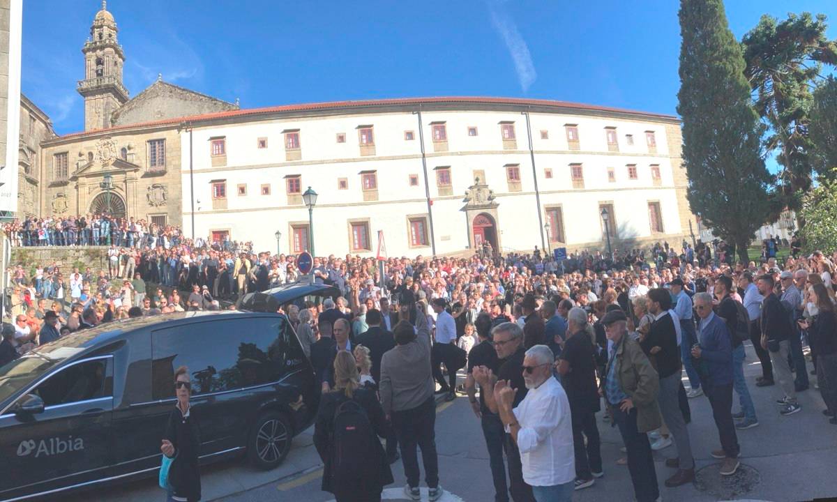prazapublica's tweet photo. 🥀 CRÓNICA | Adeus a un bo e xeneroso

Á saída do cadaleito de Beiras do Museo do Pobo Galego milleiros de persoas o despediron cun aplauso de 18 minutos, o que tardou o coche fúnebre en arrancar cara ao cemiterio de Boisaca

https://t.co/T2vBto31Ty https://t.co/E3SLTQtL5u