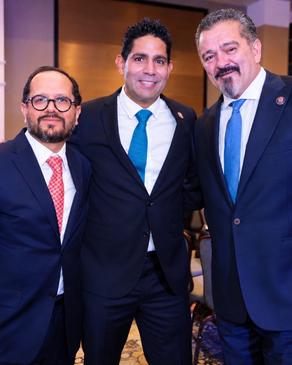 JavierHerreraMx's tweet photo. La grandeza de este galardón tiene nombre y apellido: el de las y los veracruzanos. Porque esto solo es posible gracias a mis paisanas y paisanos, y a la oportunidad que me brindan de servir a México y a Veracruz desde la LXVI Legislatura.

Anoche fui galardonado durante la ceremonia de los @PremiosInteALMA , en la categoría “Enfocado a la lucha contra la corrupción”.

Mi pleno agradecimiento para la Mtra. Nallely Gutiérrez Gijón, presidenta y fundadora de los Premios Internacionales ALMA, por crear este espacio que, año con año, visibiliza los esfuerzos de los liderazgos con responsabilidad social que dedican su vida a mejorar la de sus comunidades.

#veracruzano 
#PremiosAlma 
#DiputadoFederal